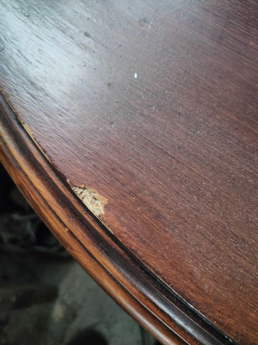 Деревянный стол в хорошем состоянии