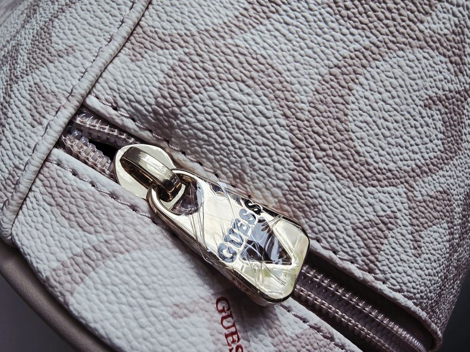 Kuferek/ Torebka do ręki  /lunch box marki GUESS