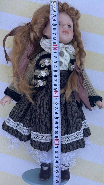 Кукла порцелянова з косичками