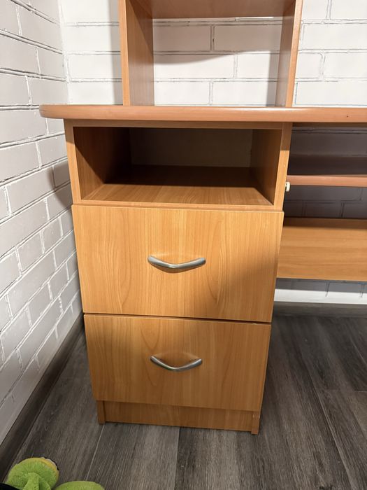 Качественный,хороший компьютерный стол