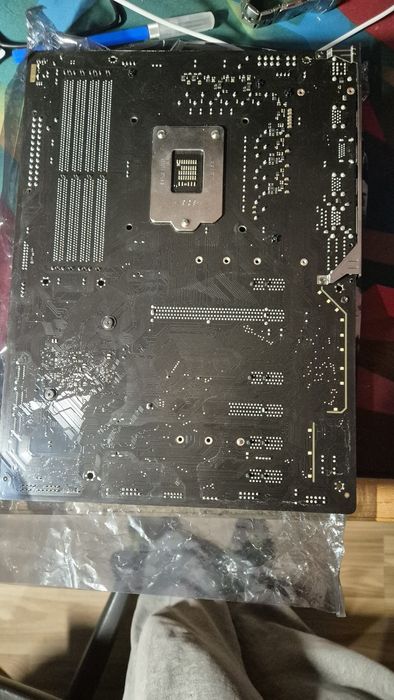 Продаю материнську плату GigaByte z390 UD