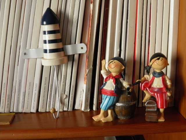 Decoração quarto de rapaz com almofadas, quadros, molduras, posters