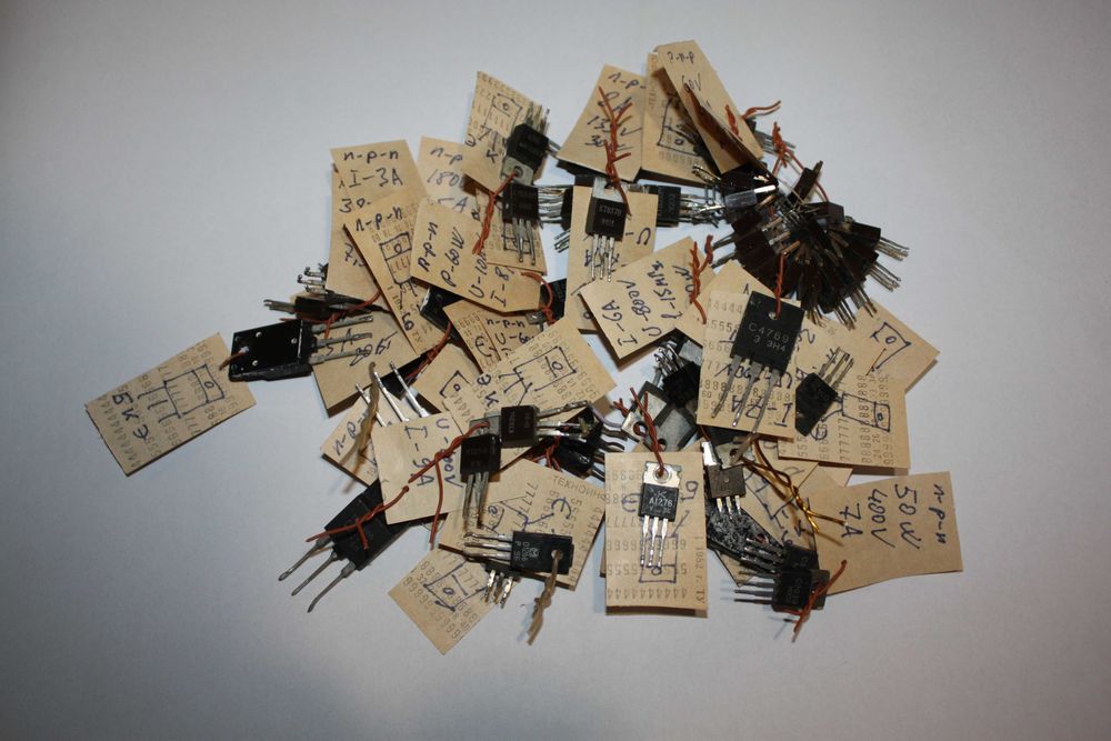 n-p-n транзисторы, p-n-p транзисторы