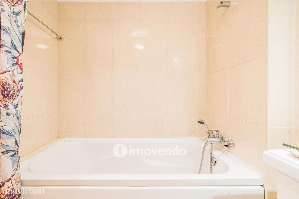 Apartamento T3 com estacionamento, no Condomínio Jardim da Lomba