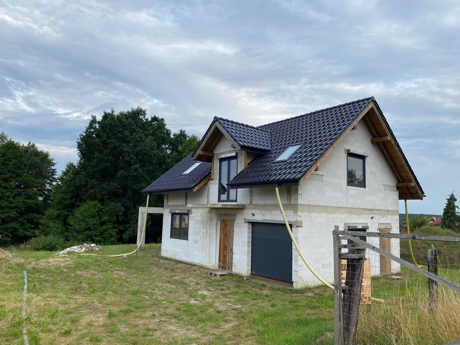 Dom w budowie - stan surowy zamknięty.