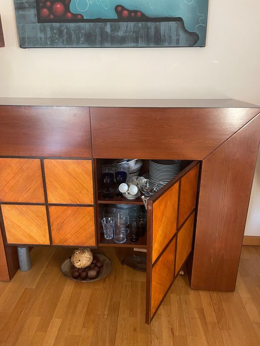 Mesa, aparador e seis cadeiras em pele genuina madeira maciça