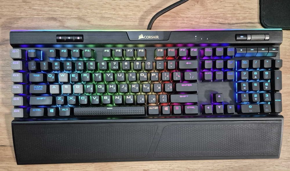 Преміум ігрова клавіатура Corsair K95 RGB Platinum Cherry MX SPEED