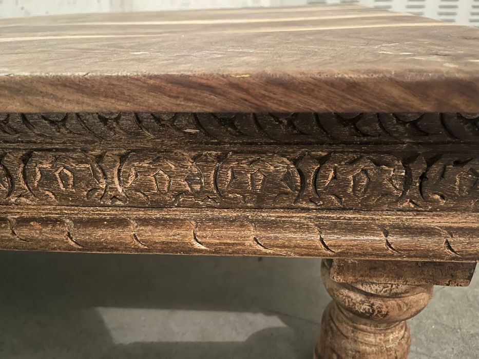 Mesa de madeira com entalhes