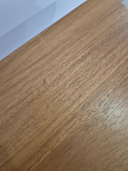 Secretária de madeira e metal da marca Maison du Monde.