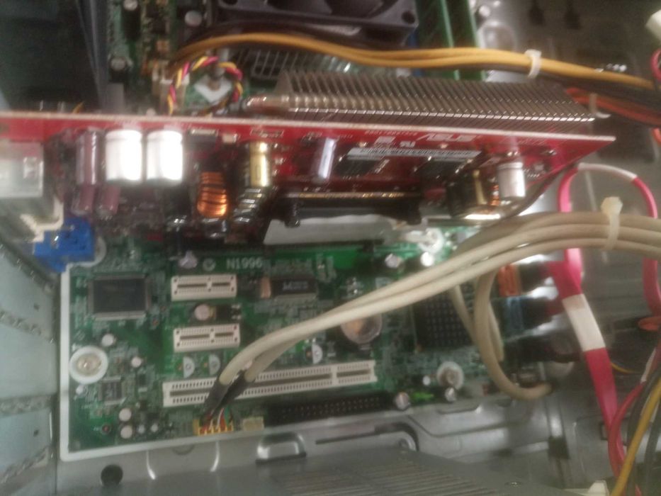 computador de secretaria a funcionar muito bem.