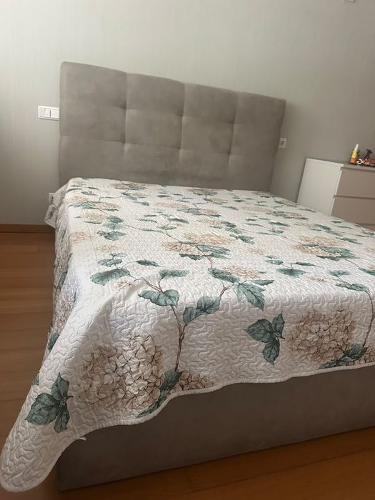 Cama de casal com arrumação