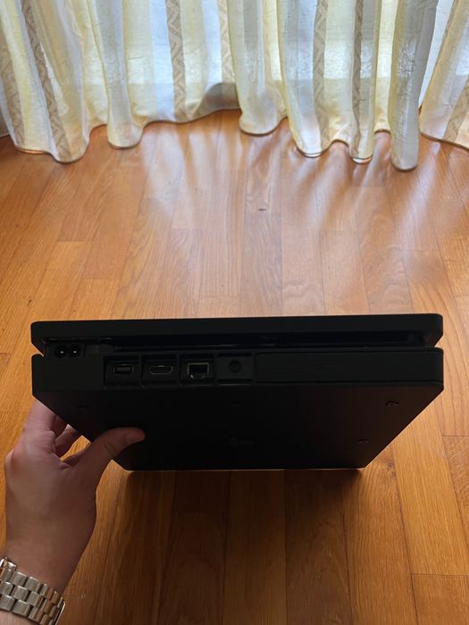 Ps4 Slim 1TB with 2 Games and 1 Controller