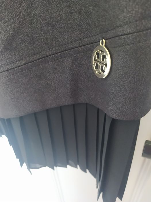 Sukienka szara z czarną falbanką 40