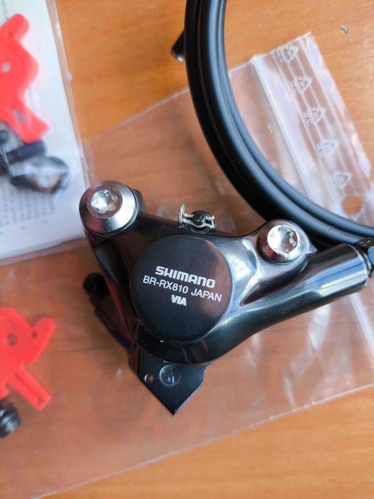 shifters Shimano GRX ST-RX810 e respetivas pinças de travão