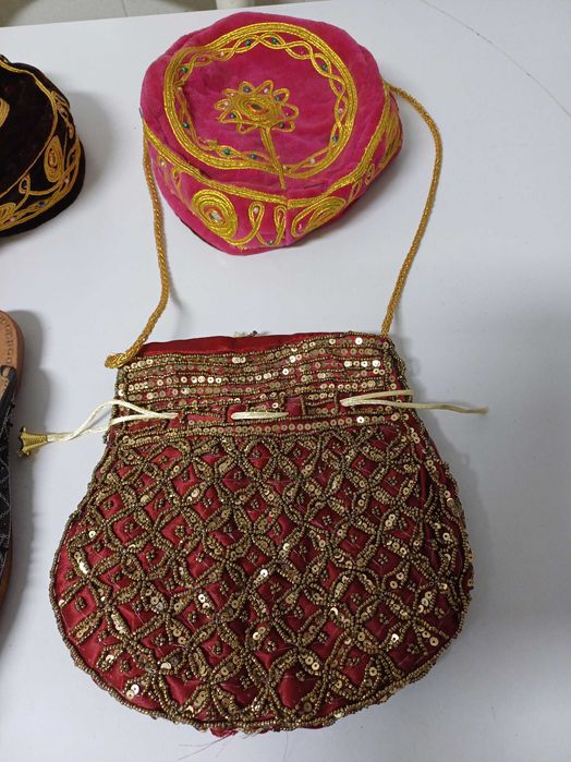 Chapéus muçulmanos, sandálias e bolsa