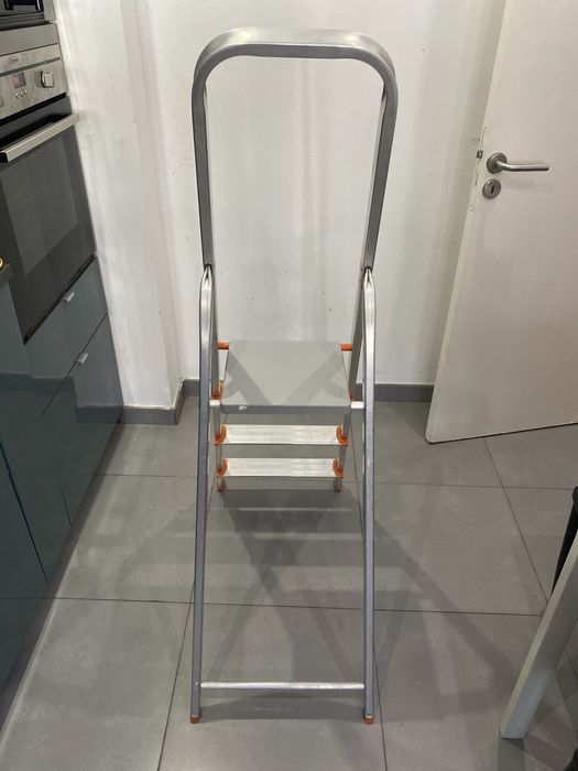 Escadas em aluminiio sem uso. Desocupar o espaco.