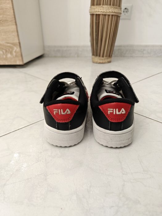 Tenis criança Fila 29 pretos, brancos e vermelhos