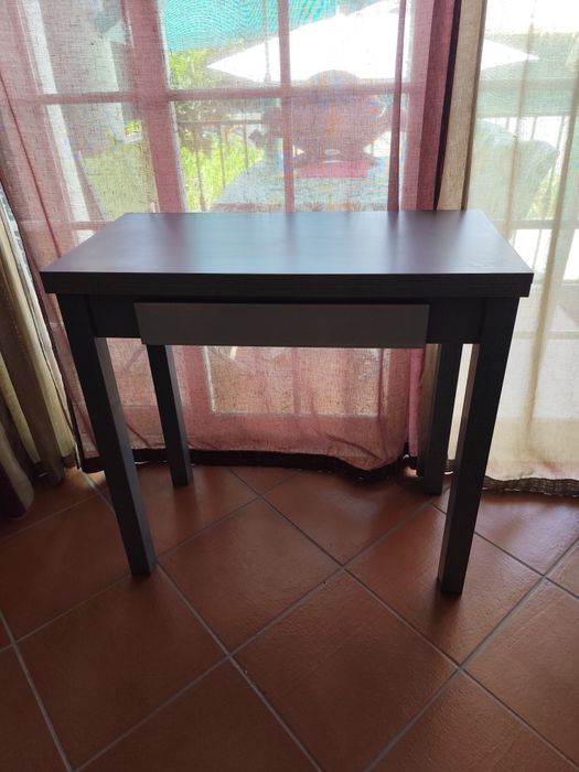 Mesa com tampo dobrável para 4 pessoas