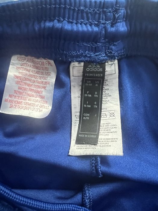 Krotkie spodenki niebieskie Adidas
