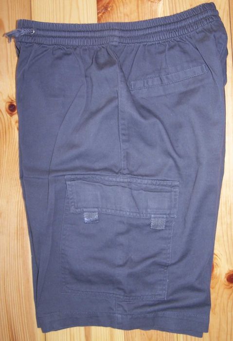 Krótkie spodenki na szerokiej gumce