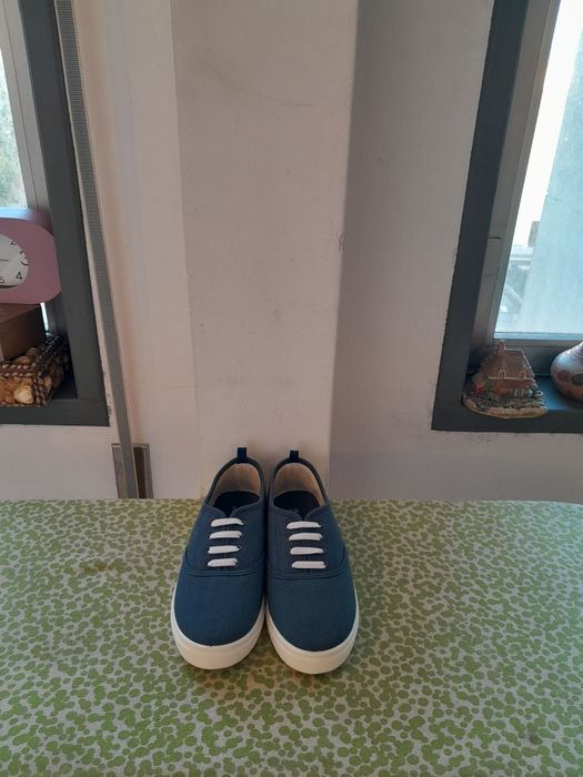 Vendo Sapatilhas de Criança INEXTENSO muito bonitas novas