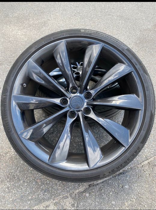 Диски R21  на Tesla S срезиной Continental