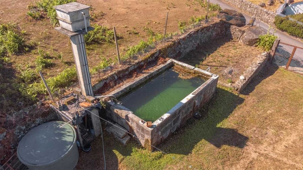 Tanque antigo com paredes em granito maciço (pedra de cantaria autêntica)