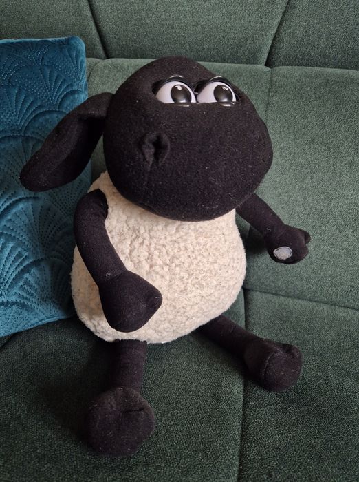 Owca, baranek Shaun (wysokość ok. 37 cm).