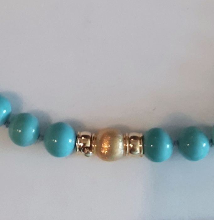 Colar de turquesas naturais com fecho em ouro.