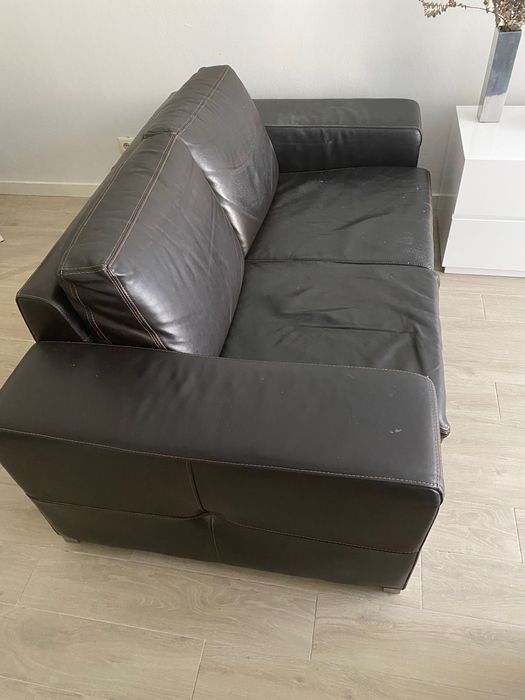 2 Sofás em pele, usados
