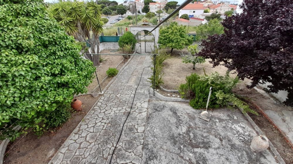 Vende-se vivenda em lote com 806m2