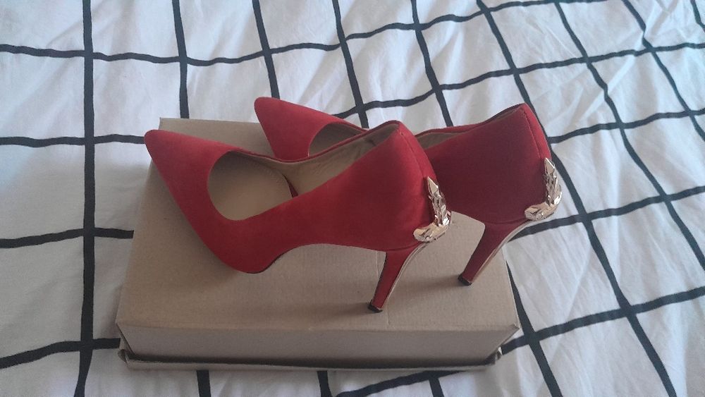 Czerwone buty na szpilce