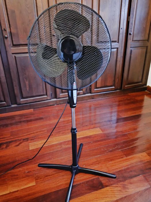 Ventilador de Pé na cor Preta Marca Tristar