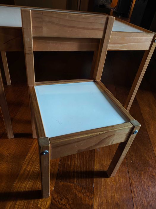 Mesa p/ criança c/ 2 cadeiras (ikea)