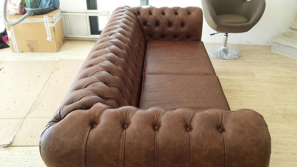 Sofá chesterfield em pele envelhecida com pé de rodízio- novo