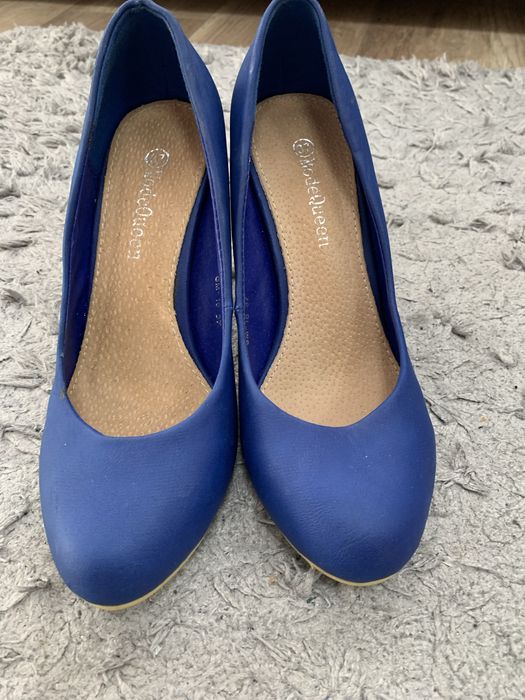 Buty damskie na obcasie 37