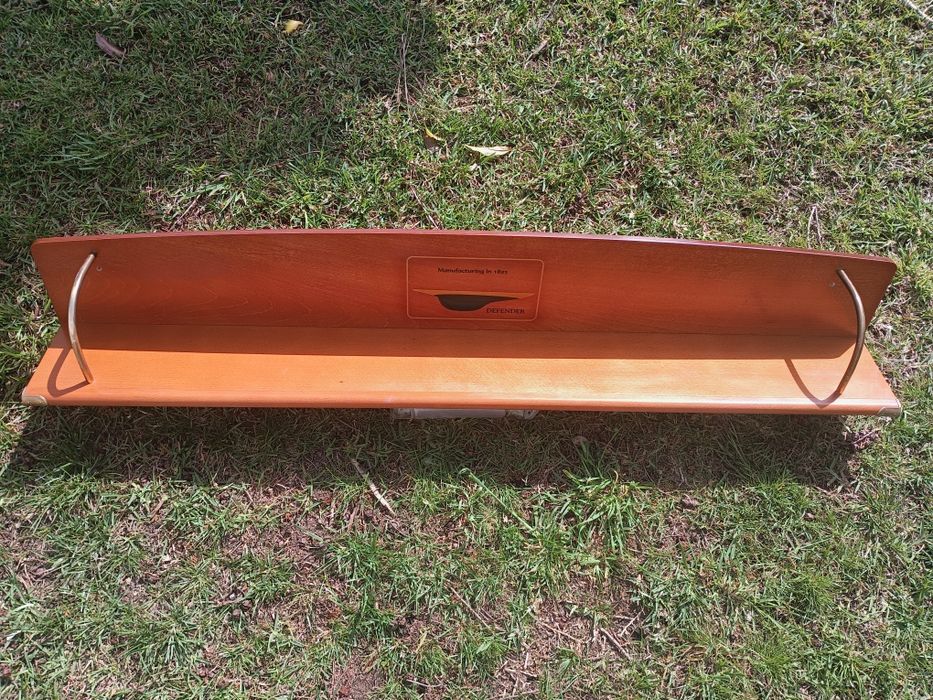 Estante em madeira maciça cerejeira aplicação á parede, motivos dourados.
Medidas: 152/20/25cm altur