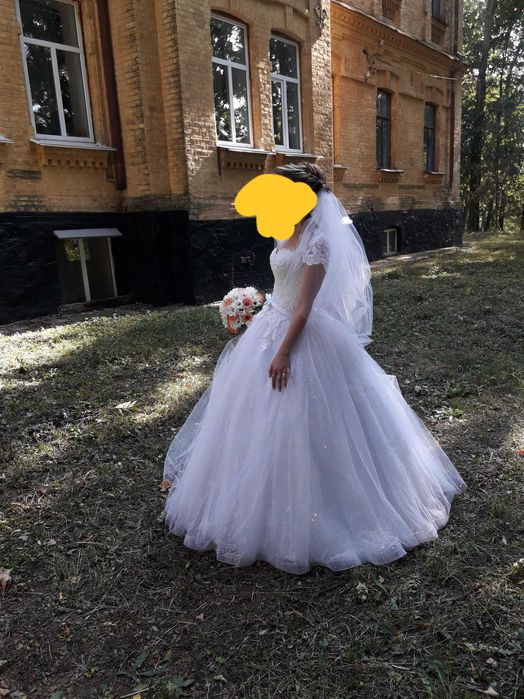 Щаслива весільна сукня
