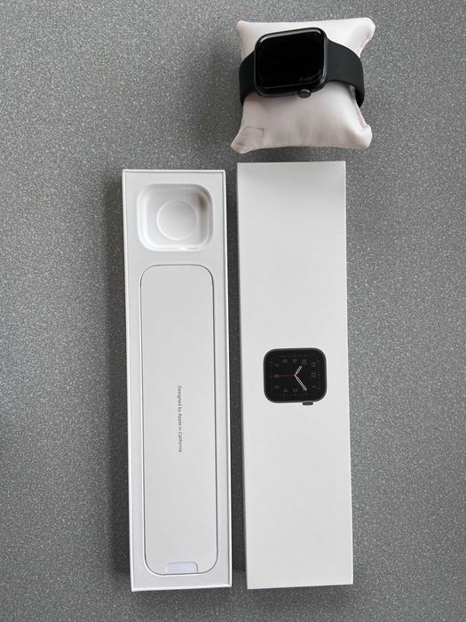 Apple Watch SE 44 mm Space Gray