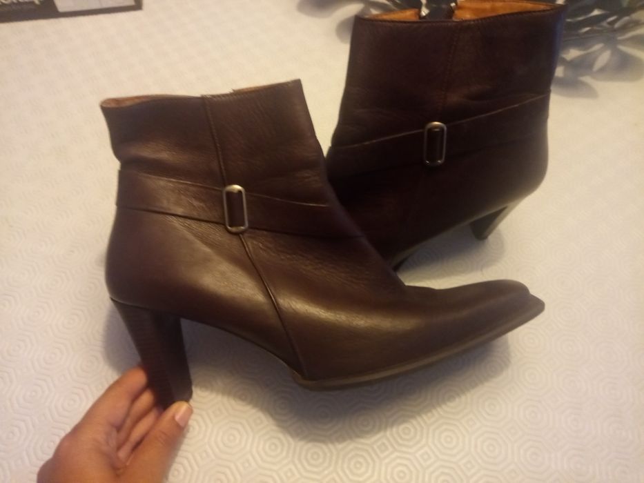 Botas castanhas em pele n.° 37