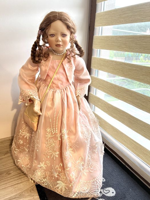 Kolekcjonerska lalka porcelanowa Christine Orange