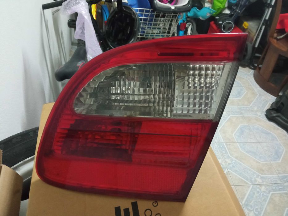 2 Farolins (interior e ilharga) do lado direito 90,00€ - Mercedes W211