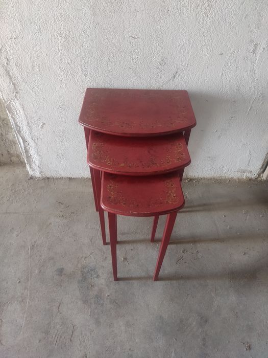 Mesas em laca vermelha orientais