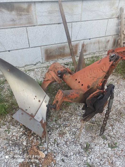 Enfardadeira lerda e várias Alfaias
