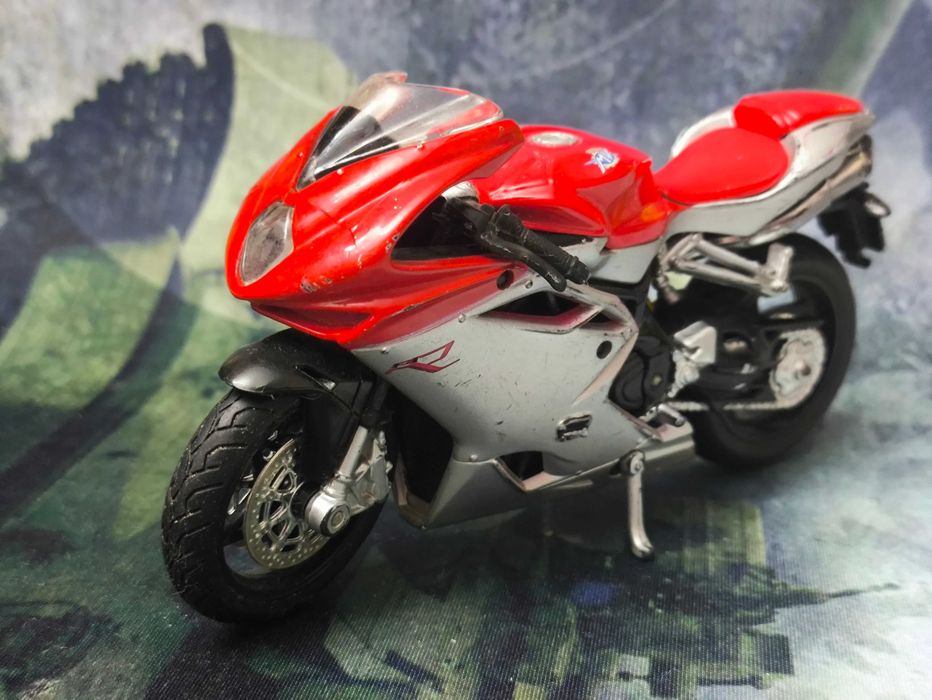Игрушка мотоцикл MV AQUSTA F4 RR 2012 Bburago 1/18