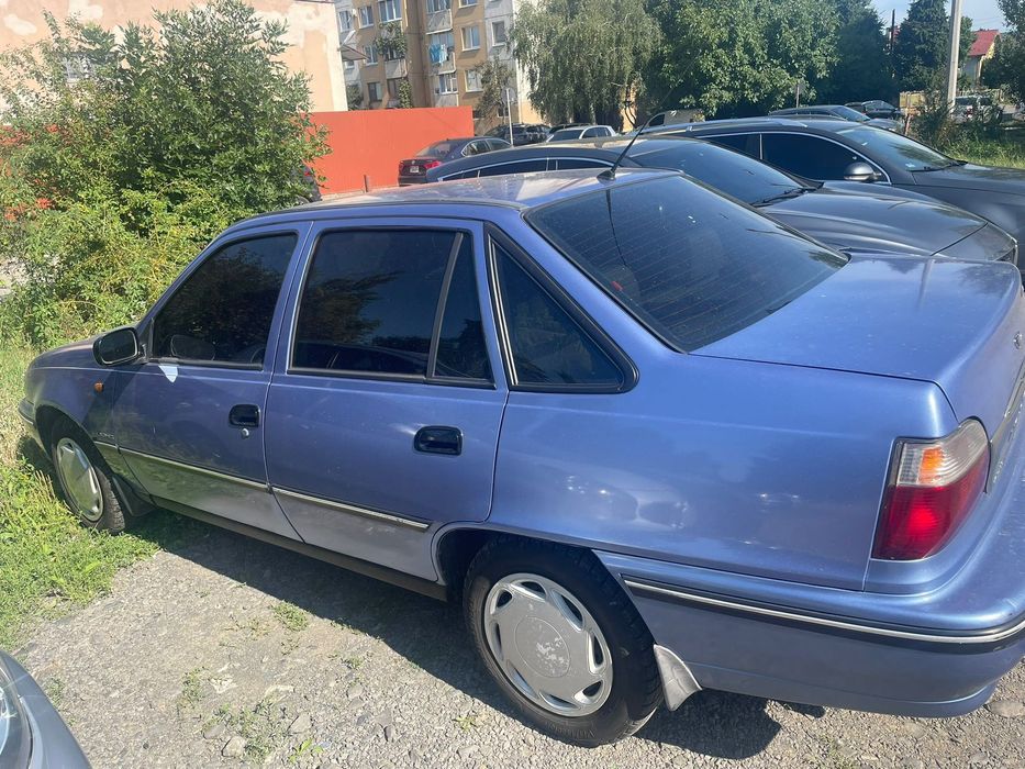 Продається автомобіль з мотоциклом.