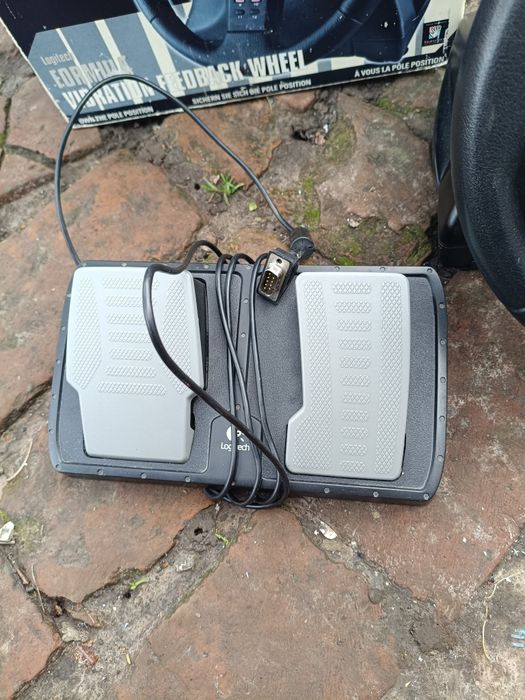 Руль і педалі Logitech