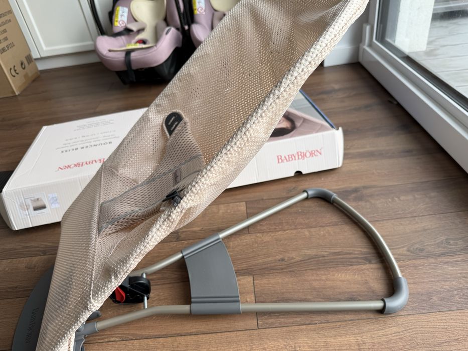 Nowy leżaczek babybjorn z zabawką - bliss mesh, pearly pink