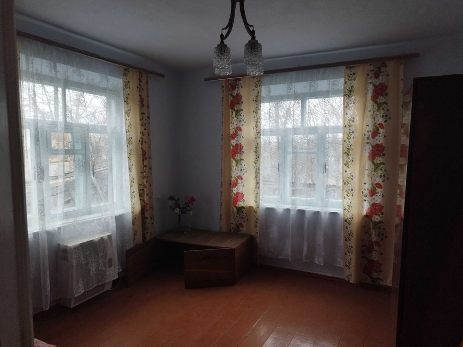 Будинок цегляний на березі річки ліс поряд   Н