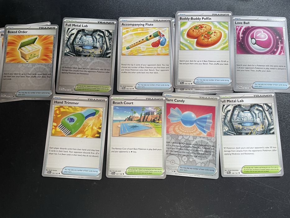 Karty Pokémon. Zestaw 14 kart pól bitew i dodatków do gry.